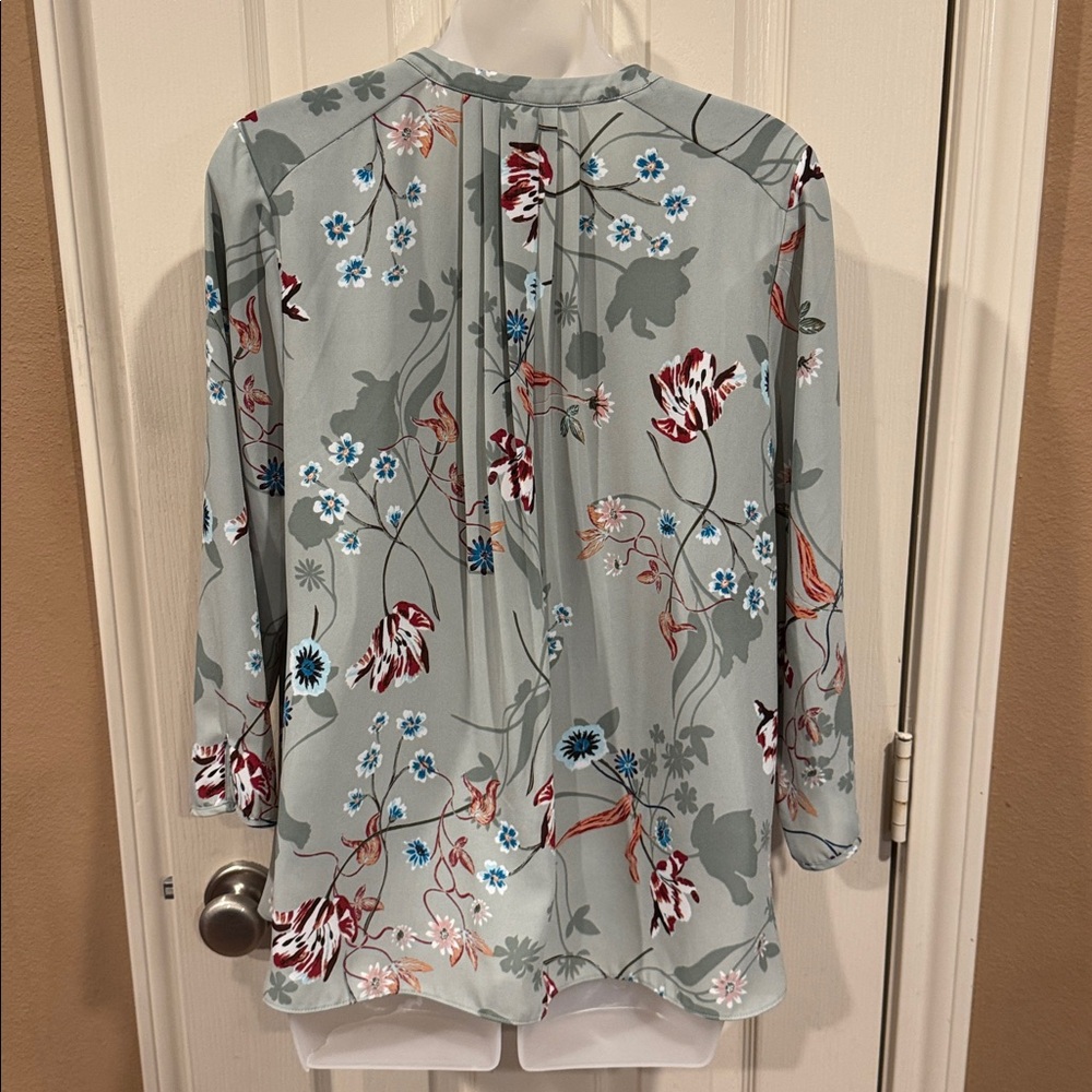 NYDJ Sage Green Floral Blouse. Sz Medium - Picture 6 of 8